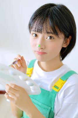 女士穿紧身裸体开裆光滑皮裤